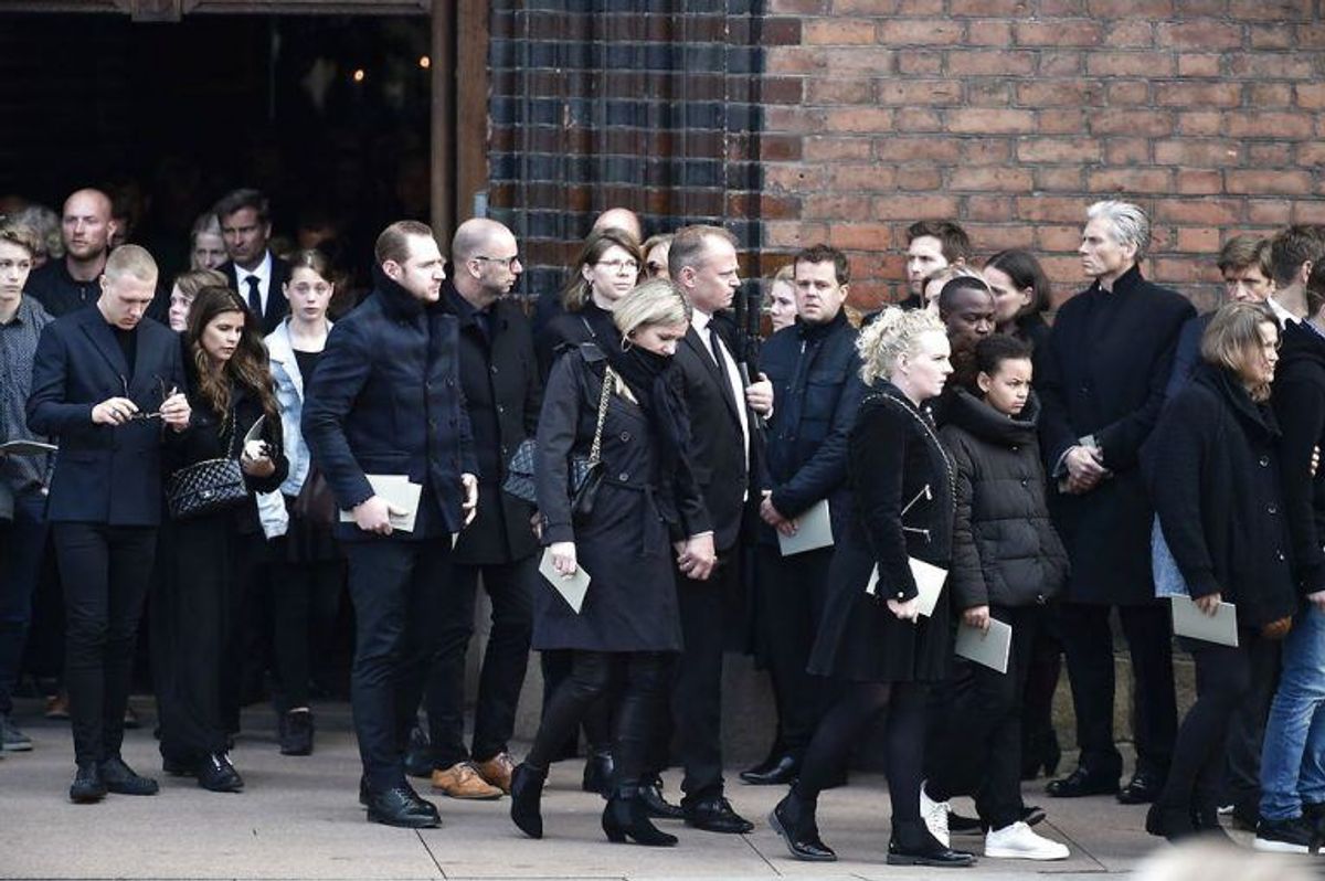 Kendte, venner, bekendte og massevis af danskere mødte op for at vise sympati for Bestseller-familien. KLIK VIDERE FOR FLERE BILLEDER. Foto: Scanpix