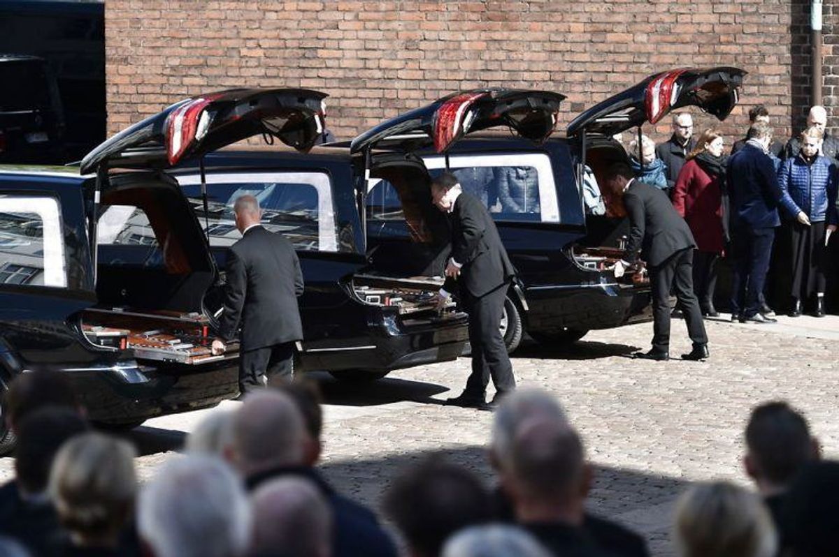 Kendte, venner, bekendte og massevis af danskere mødte op for at vise sympati for Bestseller-familien. KLIK VIDERE FOR FLERE BILLEDER. Foto: Scanpix