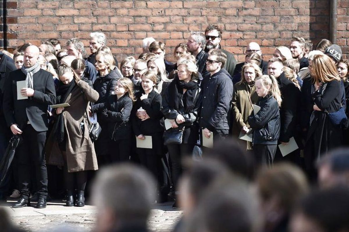 Kendte, venner, bekendte og massevis af danskere mødte op for at vise sympati for Bestseller-familien. KLIK VIDERE FOR FLERE BILLEDER. Foto: Scanpix