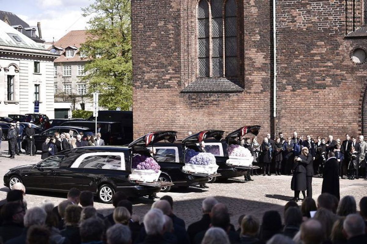 Kendte, venner, bekendte og massevis af danskere mødte op for at vise sympati for Bestseller-familien. KLIK VIDERE FOR FLERE BILLEDER. Foto: Scanpix