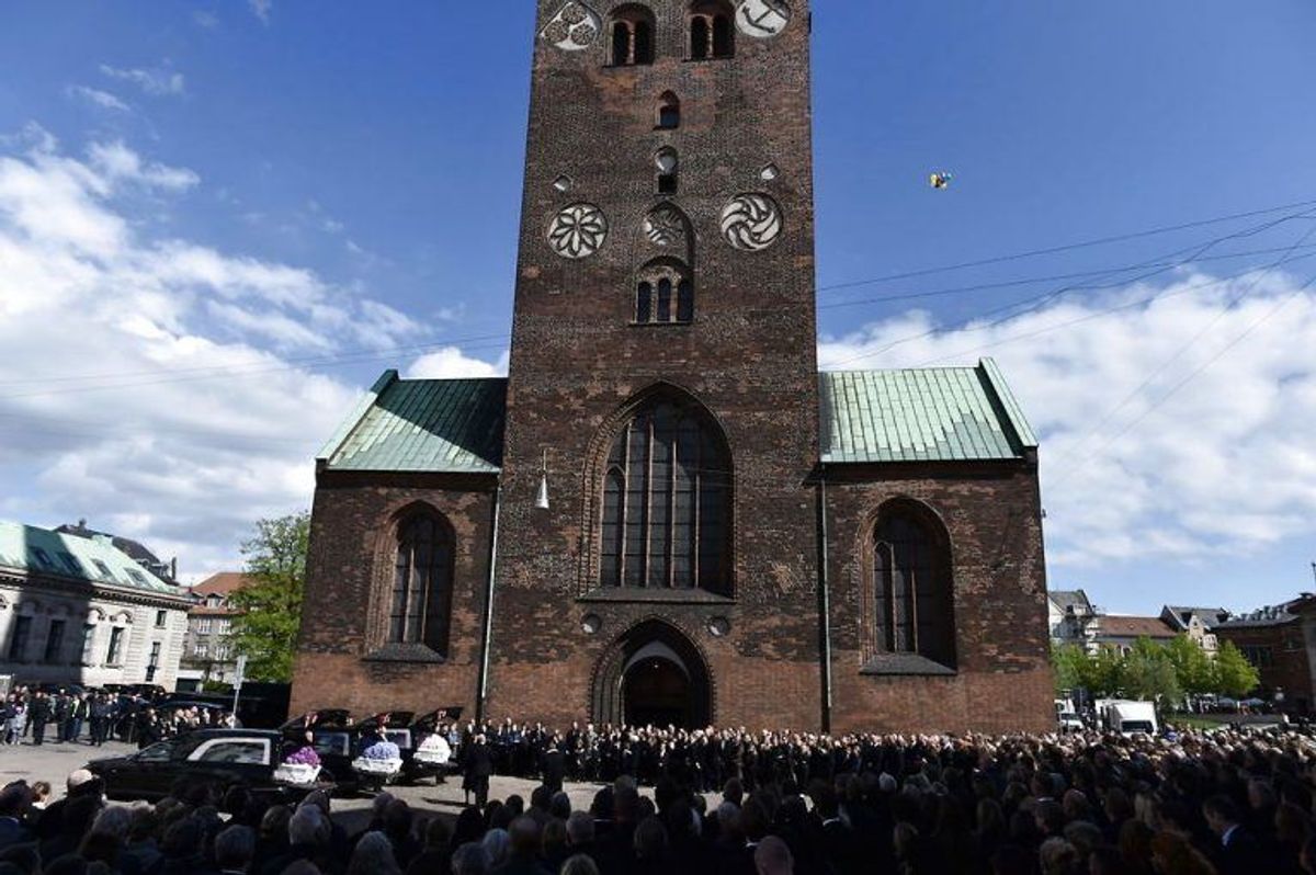 Kendte, venner, bekendte og massevis af danskere mødte op for at vise sympati for Bestseller-familien. KLIK VIDERE FOR FLERE BILLEDER. Foto: Scanpix