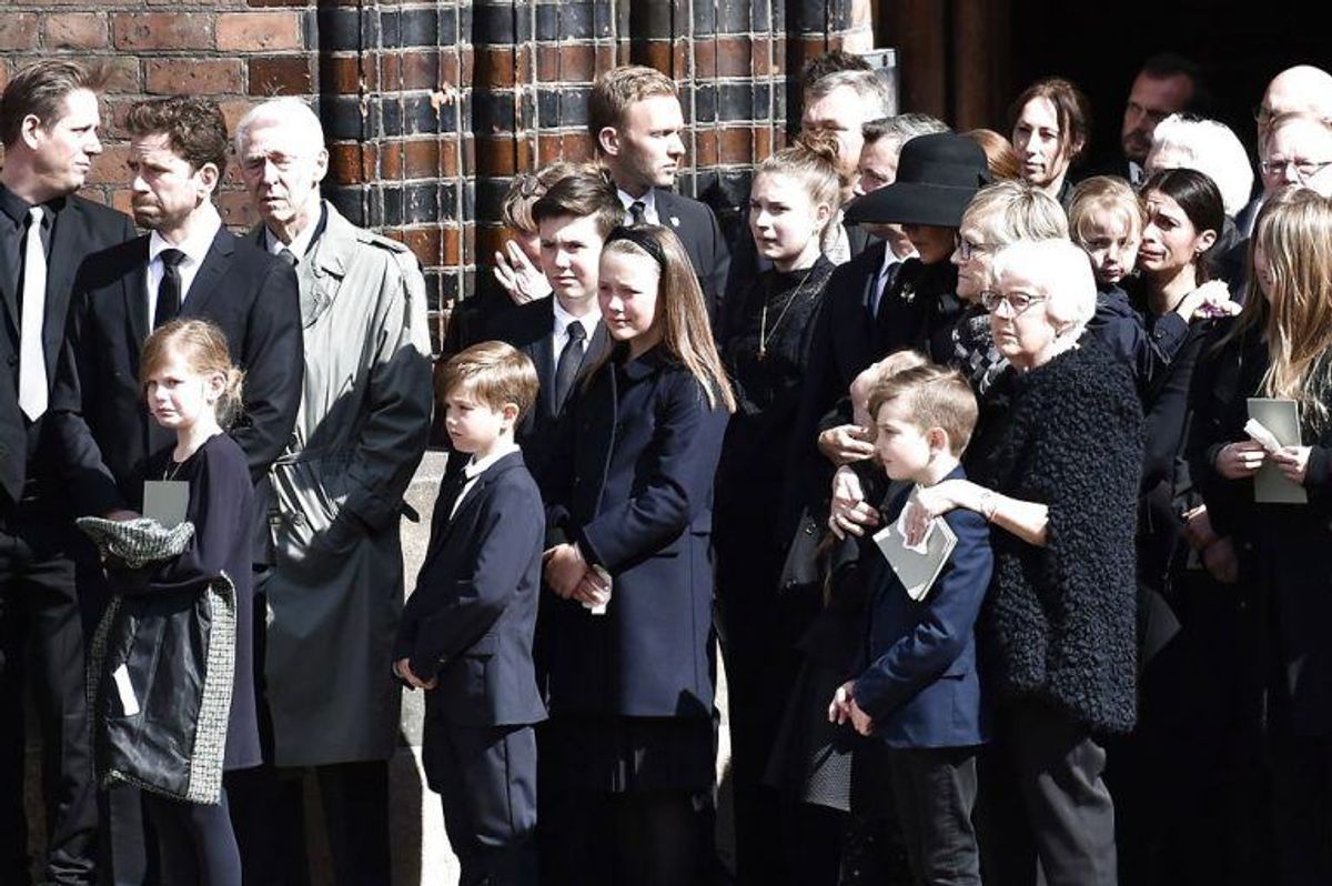 Kendte, venner, bekendte og massevis af danskere mødte op for at vise sympati for Bestseller-familien. KLIK VIDERE FOR FLERE BILLEDER. Foto: Scanpix