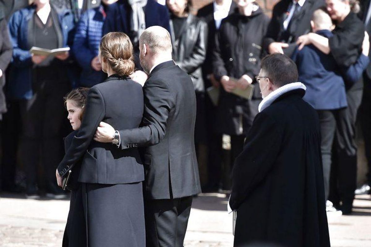 Kendte, venner, bekendte og massevis af danskere mødte op for at vise sympati for Bestseller-familien. KLIK VIDERE FOR FLERE BILLEDER. Foto: Scanpix