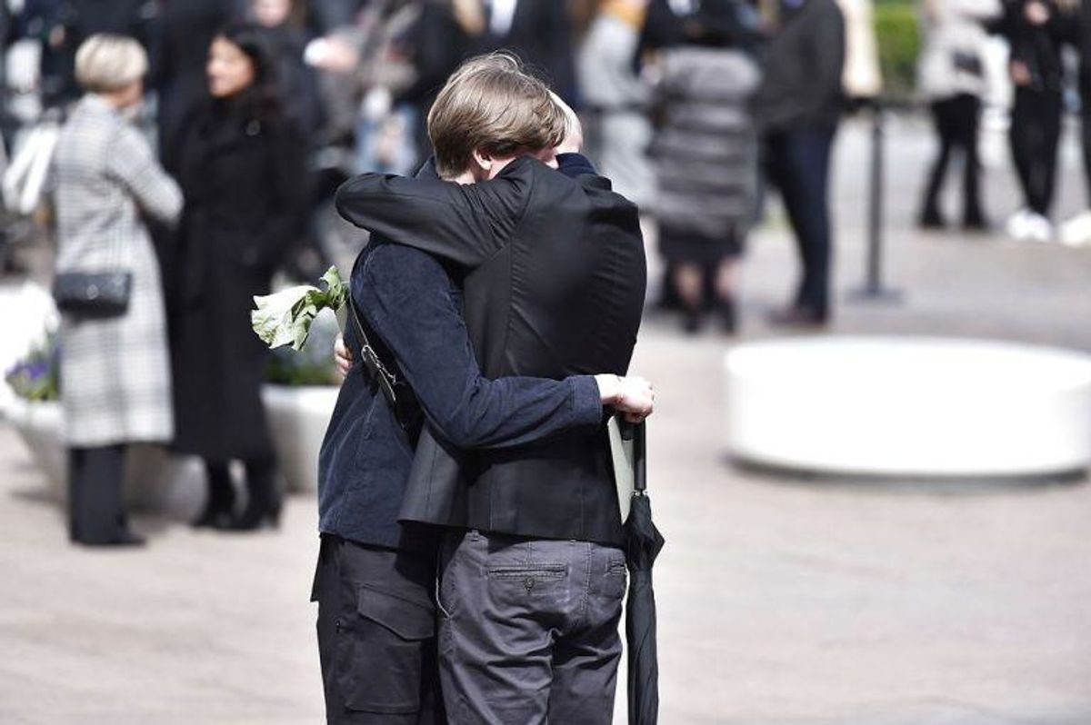 Kendte, venner, bekendte og massevis af danskere mødte op for at vise sympati for Bestseller-familien. KLIK VIDERE FOR FLERE BILLEDER. Foto: Scanpix