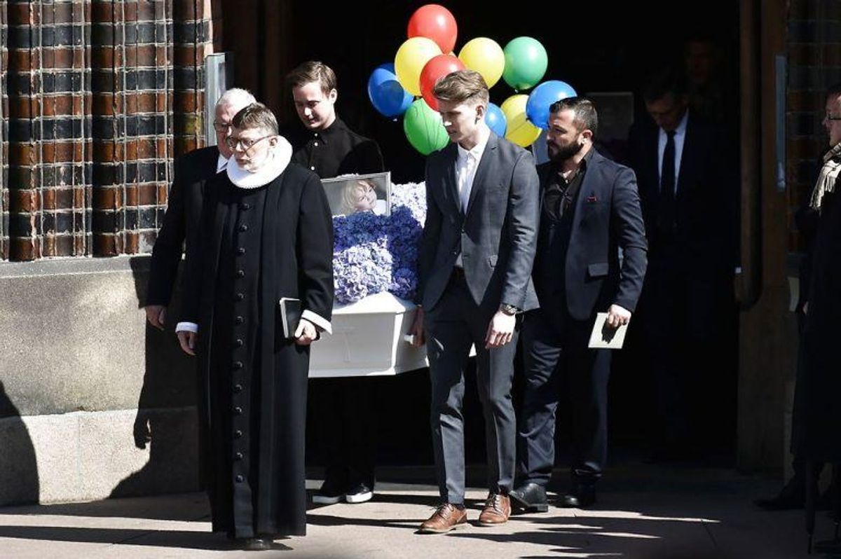 Kendte, venner, bekendte og massevis af danskere mødte op for at vise sympati for Bestseller-familien. KLIK VIDERE FOR FLERE BILLEDER. Foto: Scanpix