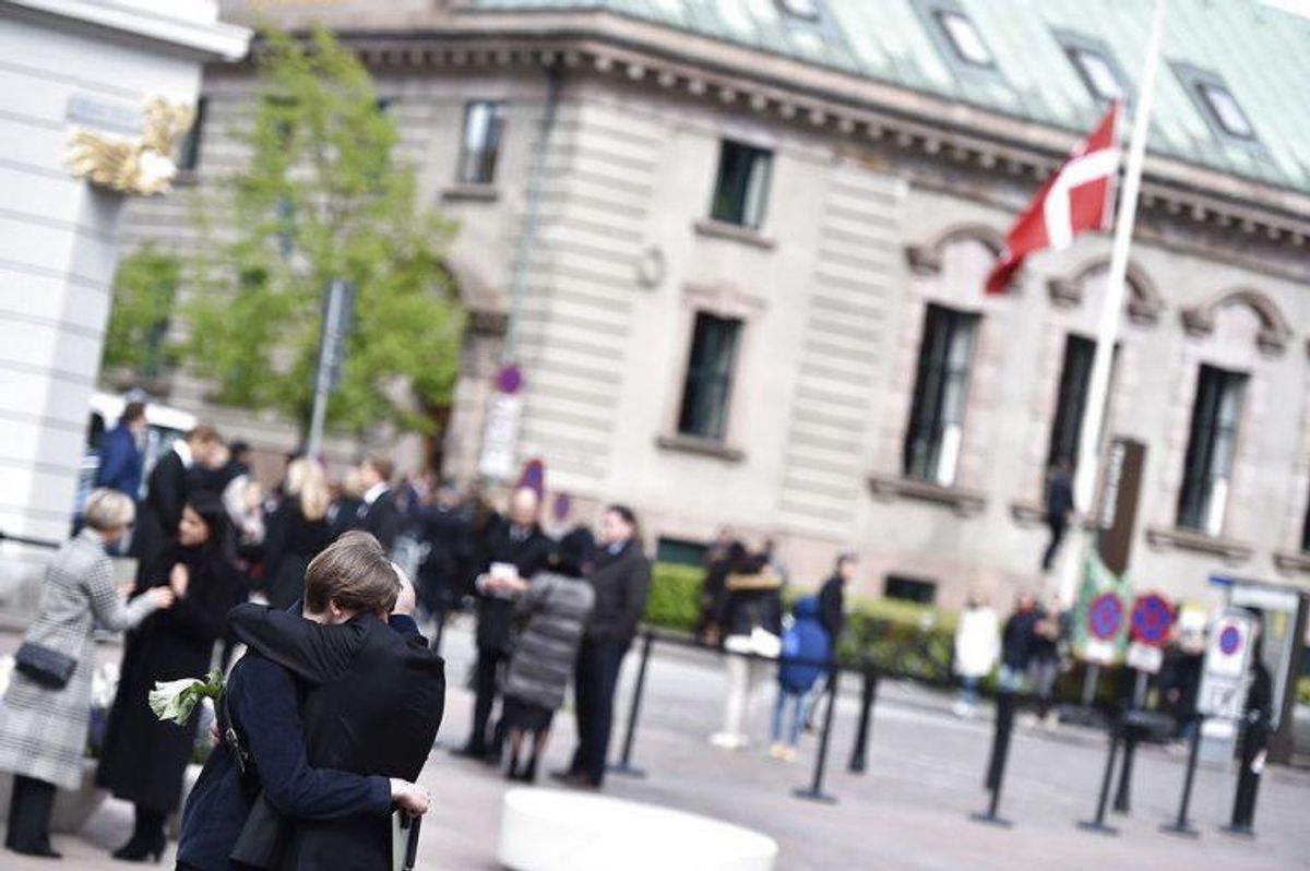 Kendte, venner, bekendte og massevis af danskere mødte op for at vise sympati for Bestseller-familien. KLIK VIDERE FOR FLERE BILLEDER. Foto: Scanpix