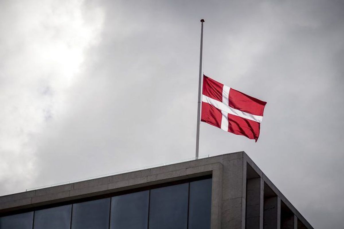 Flaget er på halv over Bestseller-bygningen på Aarhus Havn, lørdag den 4. maj 2019. Lørdag begraves de tre danske ofre for terrorangrebet i Sri Lanka.De tre omkomne var børn af Anne og Anders Holch Povlsen. Begravelsen sker fra Aarhus Domkirke med deltagelse af Kronprinsfamilien og Statsministeren.. (Foto: Mads Claus Rasmussen/Ritzau Scanpix)