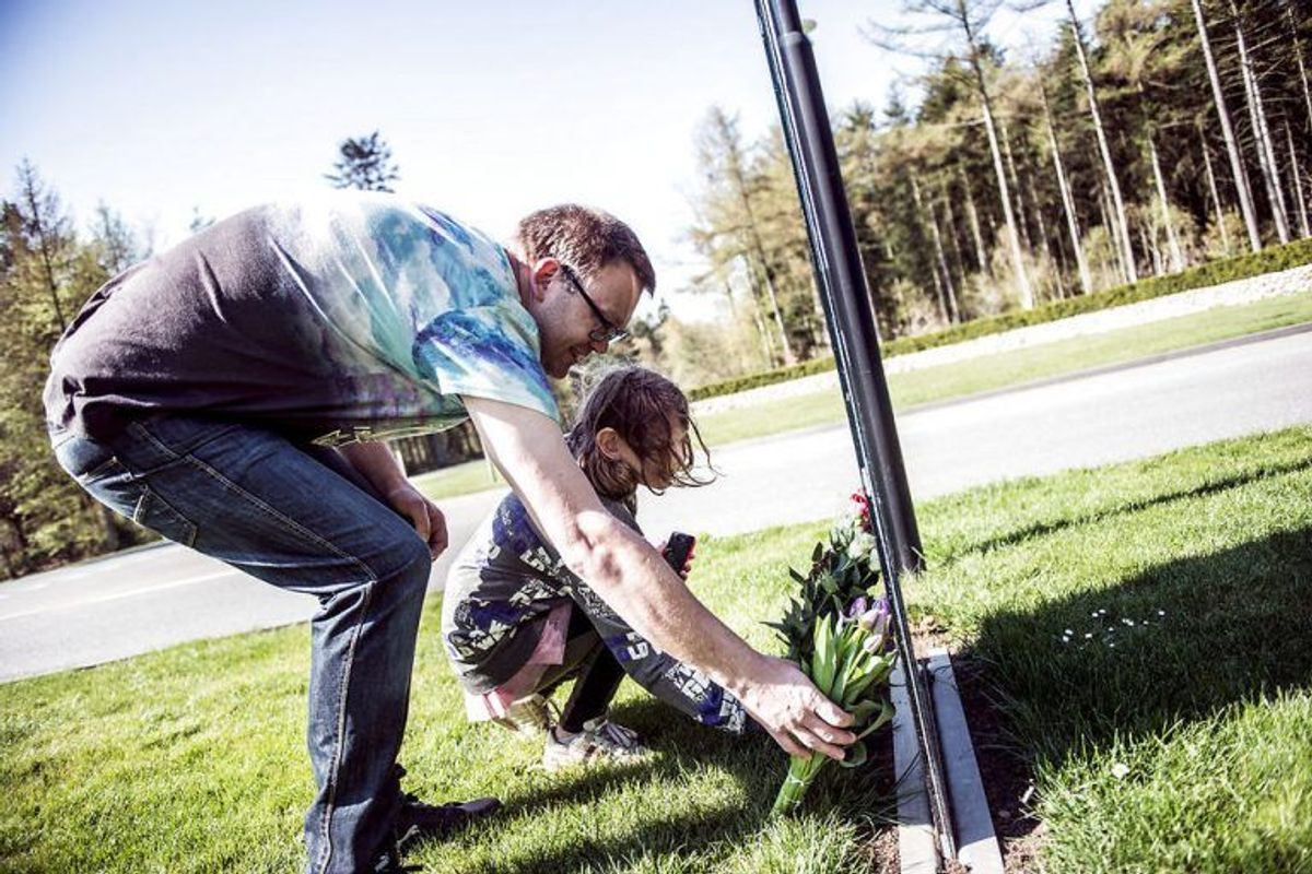 Foran hovedkontoret i Brande er støtten også væltet ind. KLIK VIDERE FOR FLERE BILLEDER. Foto: Scanpix