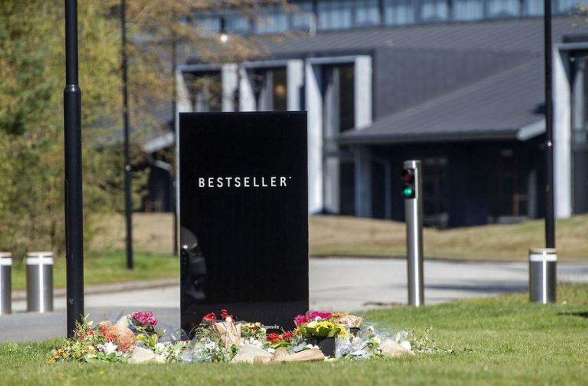 Foran hovedkontoret i Brande er støtten også væltet ind. KLIK VIDERE FOR FLERE BILLEDER. Foto: Scanpix