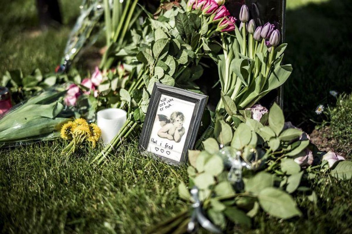 Foran hovedkontoret i Brande er støtten også væltet ind. KLIK VIDERE FOR FLERE BILLEDER. Foto: Scanpix