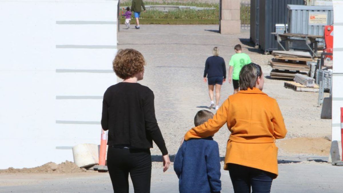 Der blev lagt massevis af blomster på Constantinborg efter det brutale angreb. KLIK VIDERE OG SE ALLE BILLEDERNE. Foto: Øxenholt Foto
