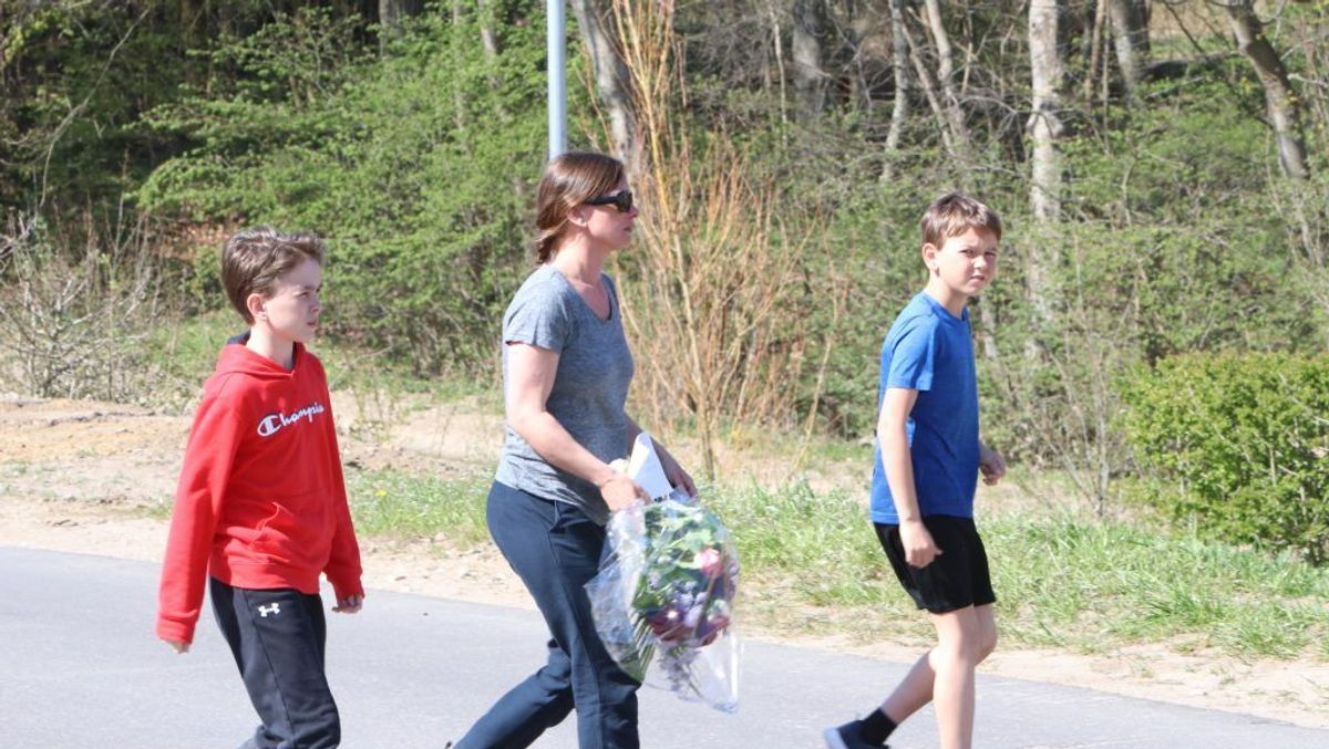 Der blev lagt massevis af blomster på Constantinborg efter det brutale angreb. KLIK VIDERE OG SE ALLE BILLEDERNE. Foto: Øxenholt Foto