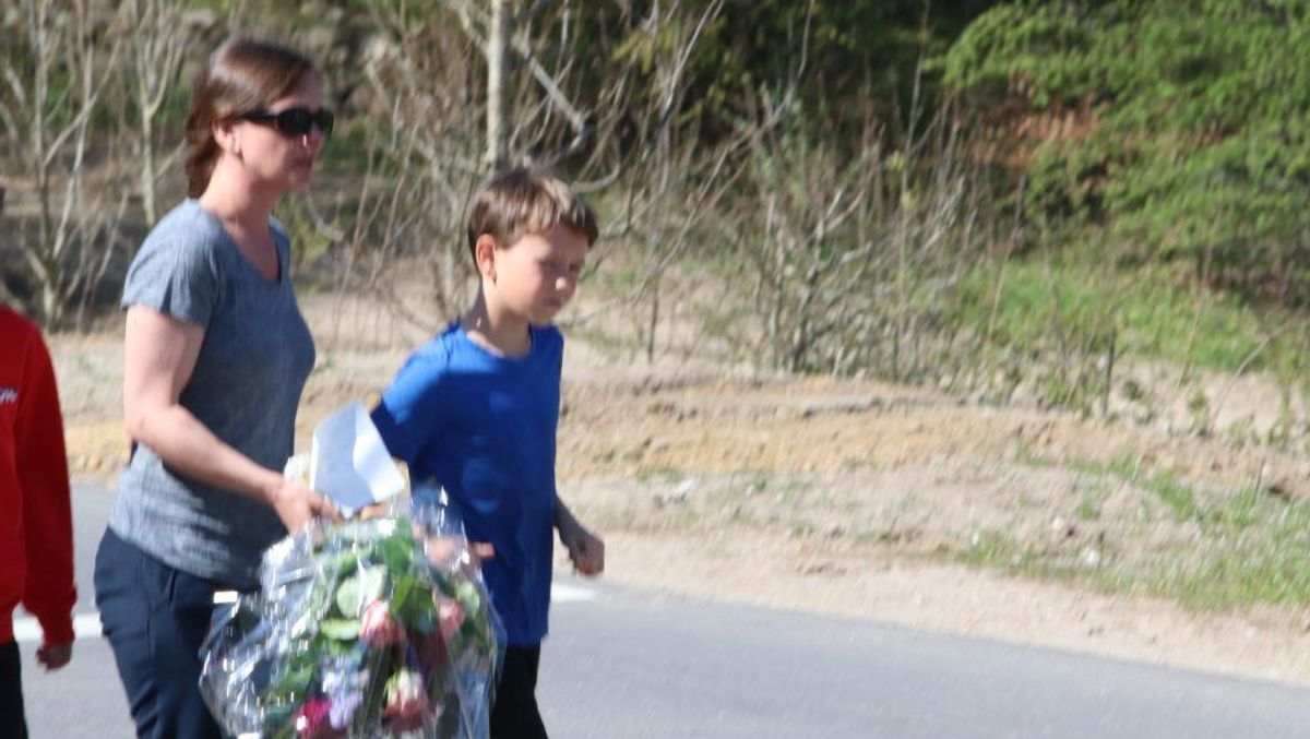 Der blev lagt massevis af blomster på Constantinborg efter det brutale angreb. KLIK VIDERE OG SE ALLE BILLEDERNE. Foto: Øxenholt Foto
