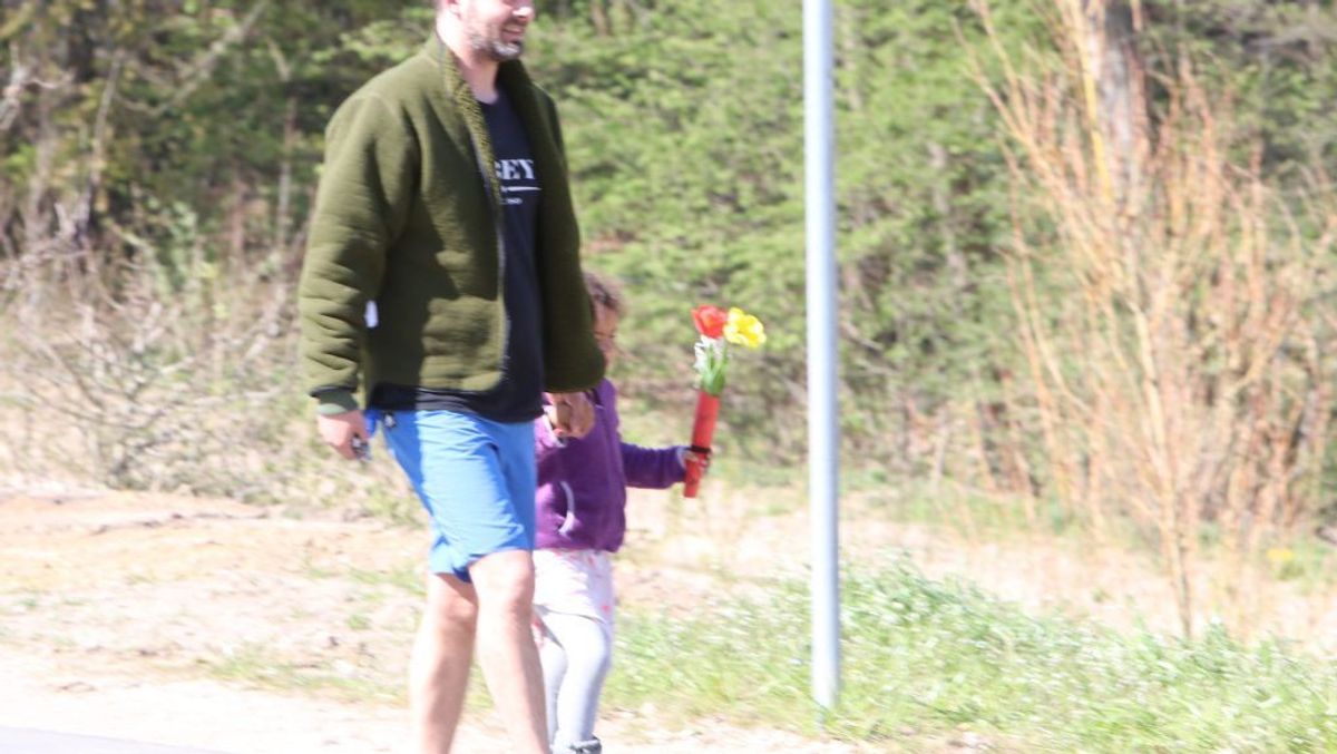 Der blev lagt massevis af blomster på Constantinborg efter det brutale angreb. KLIK VIDERE OG SE ALLE BILLEDERNE. Foto: Øxenholt Foto