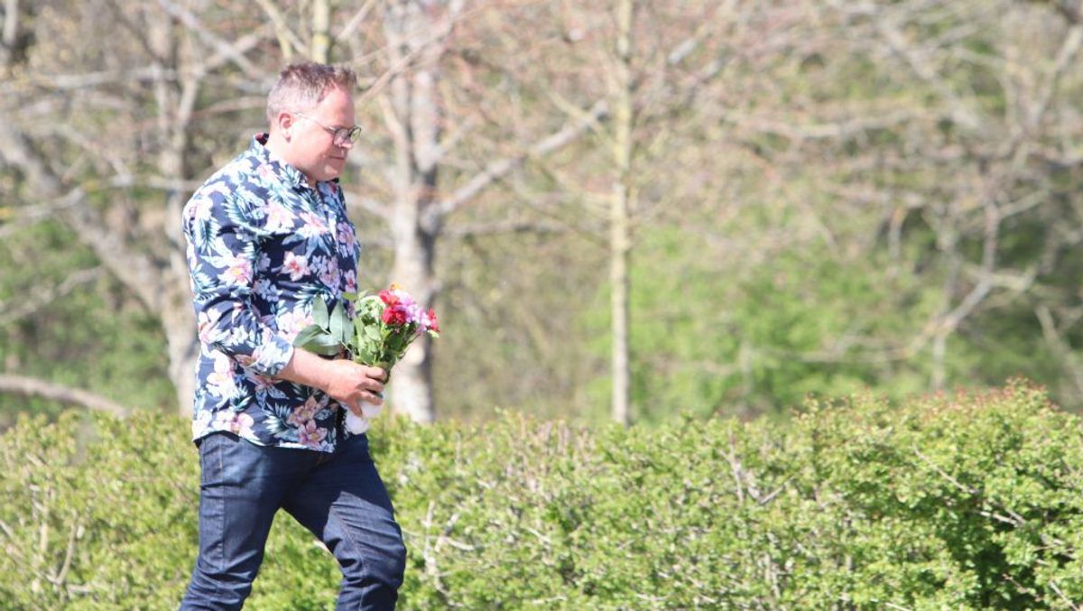 Der blev lagt massevis af blomster på Constantinborg efter det brutale angreb. KLIK VIDERE OG SE ALLE BILLEDERNE. Foto: Øxenholt Foto