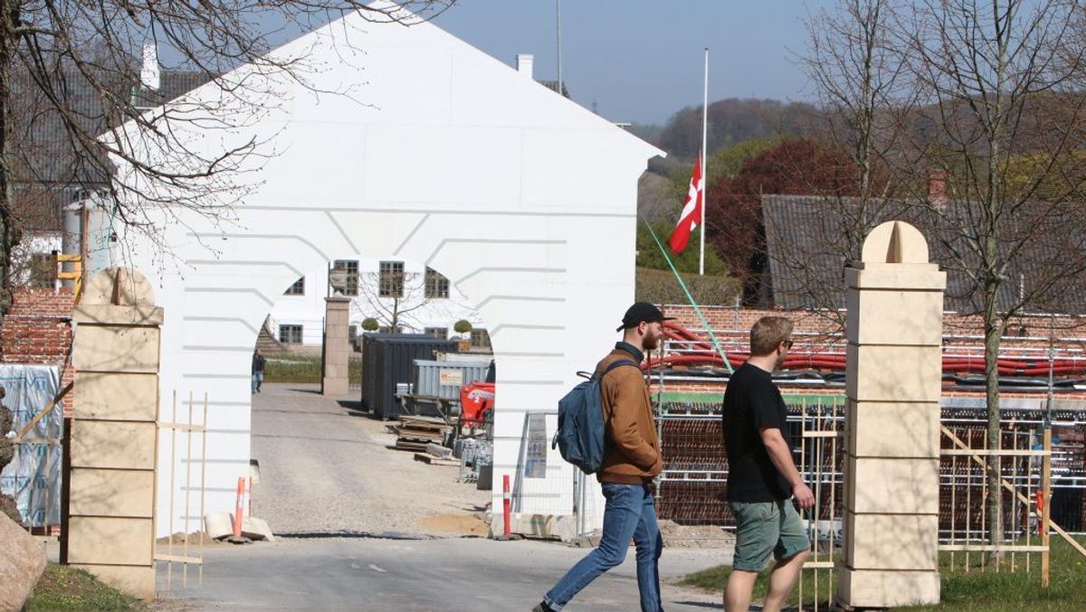 Der blev lagt massevis af blomster på Constantinborg efter det brutale angreb. KLIK VIDERE OG SE ALLE BILLEDERNE. Foto: Øxenholt Foto
