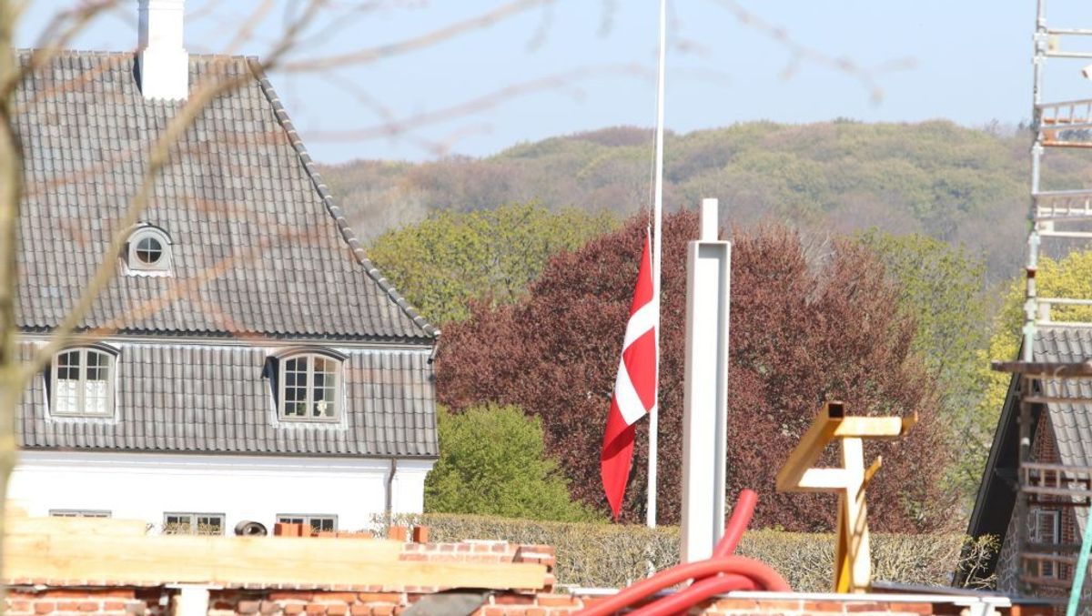 Der blev lagt massevis af blomster på Constantinborg efter det brutale angreb. KLIK VIDERE OG SE ALLE BILLEDERNE. Foto: Øxenholt Foto