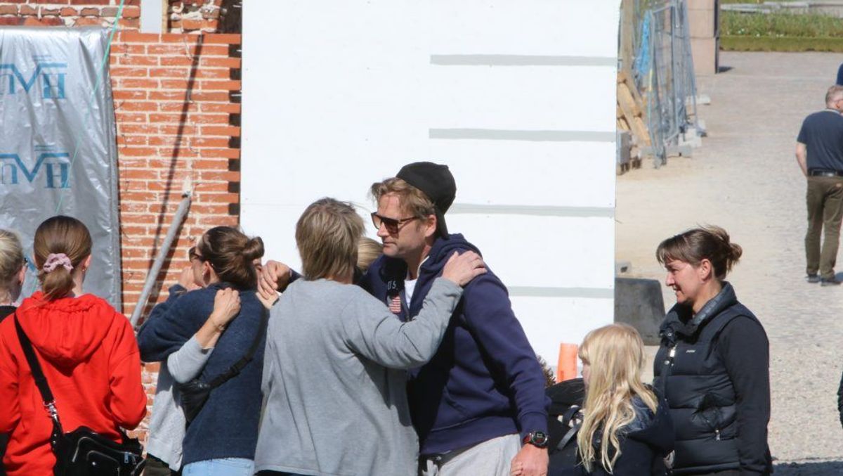 Der blev lagt massevis af blomster på Constantinborg efter det brutale angreb. KLIK VIDERE OG SE ALLE BILLEDERNE. Foto: Øxenholt Foto