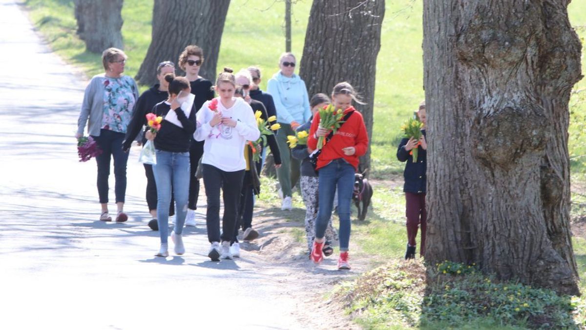 Der blev lagt massevis af blomster på Constantinborg efter det brutale angreb. KLIK VIDERE OG SE ALLE BILLEDERNE. Foto: Øxenholt Foto
