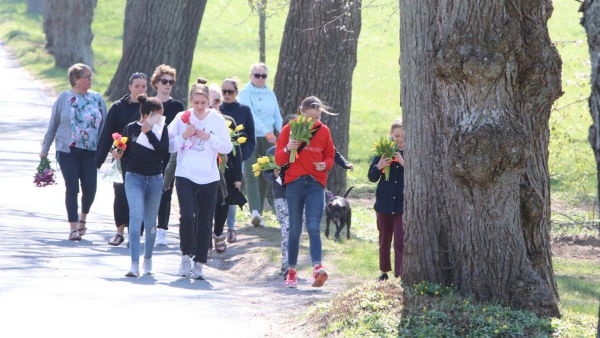 Der blev lagt massevis af blomster på Constantinborg efter det brutale angreb. KLIK VIDERE OG SE ALLE BILLEDERNE. Foto: Øxenholt Foto