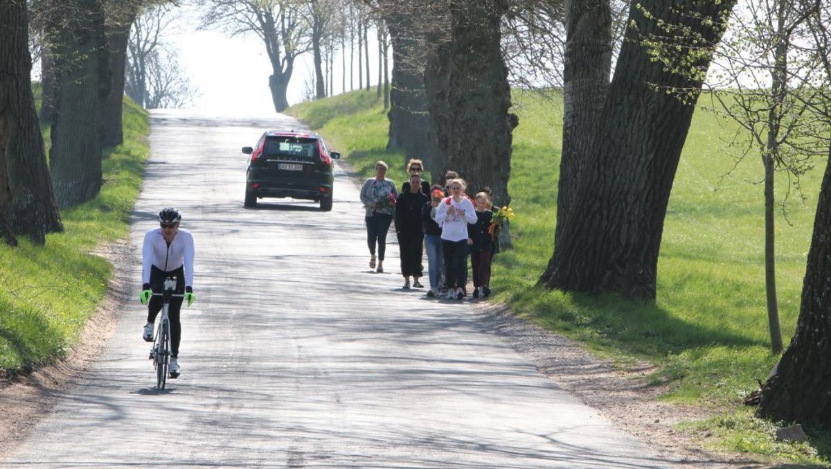 Der blev lagt massevis af blomster på Constantinborg efter det brutale angreb. KLIK VIDERE OG SE ALLE BILLEDERNE. Foto: Øxenholt Foto