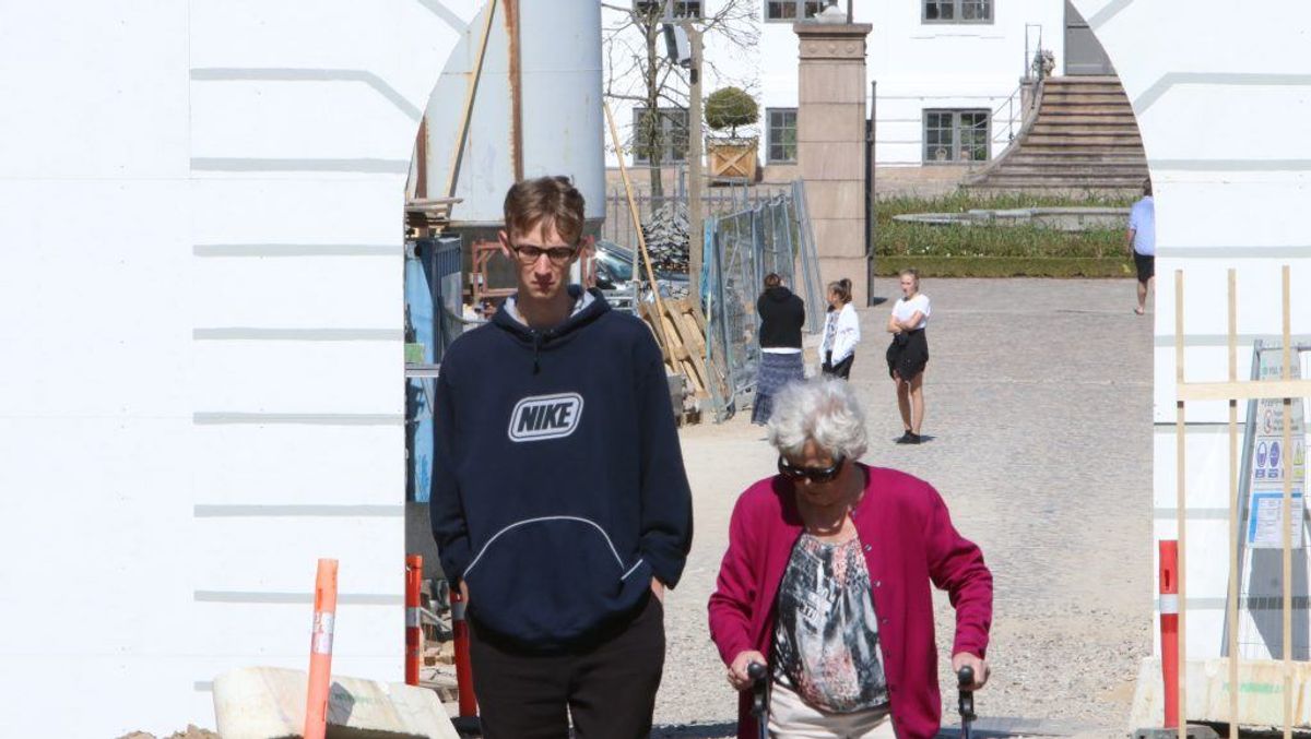 Der blev lagt massevis af blomster på Constantinborg efter det brutale angreb. KLIK VIDERE OG SE ALLE BILLEDERNE. Foto: Øxenholt Foto