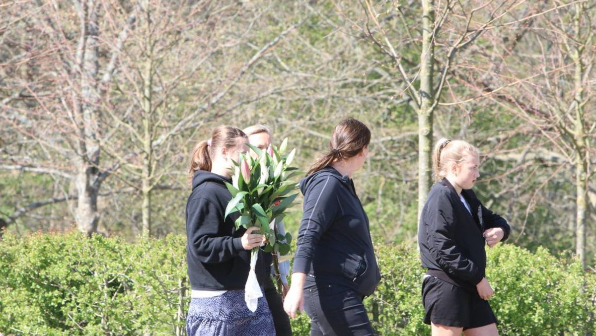 Der blev lagt massevis af blomster på Constantinborg efter det brutale angreb. KLIK VIDERE OG SE ALLE BILLEDERNE. Foto: Øxenholt Foto