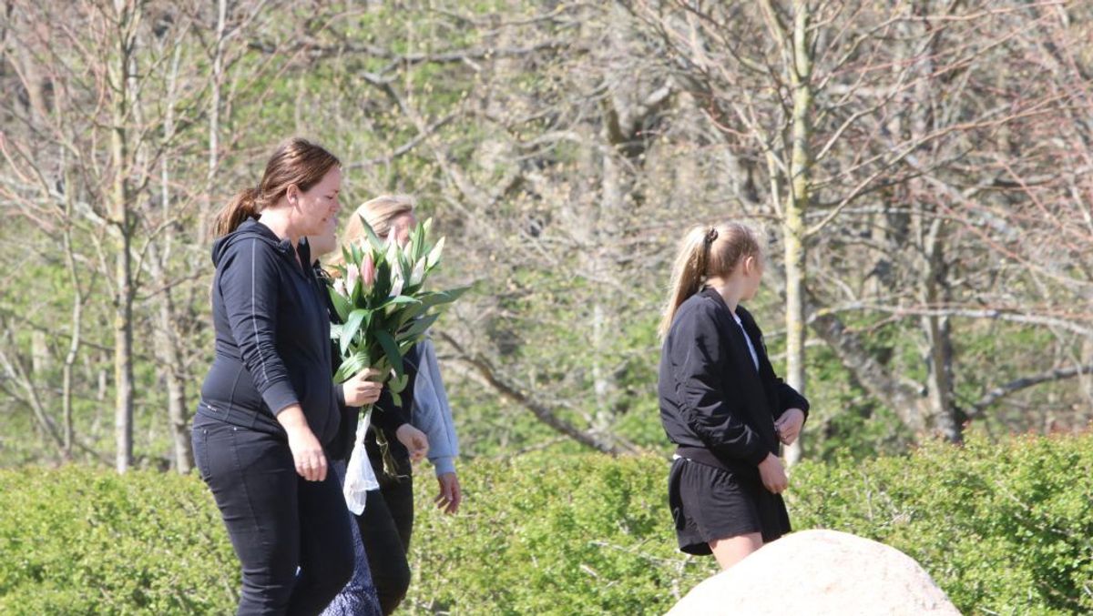 Der blev lagt massevis af blomster på Constantinborg efter det brutale angreb. KLIK VIDERE OG SE ALLE BILLEDERNE. Foto: Øxenholt Foto
