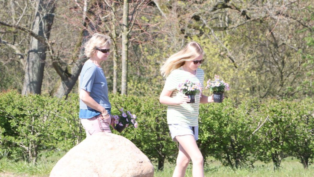 Der blev lagt massevis af blomster på Constantinborg efter det brutale angreb. KLIK VIDERE OG SE ALLE BILLEDERNE. Foto: Øxenholt Foto