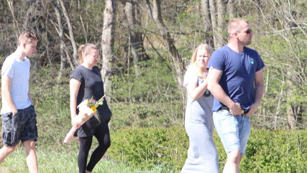Der blev lagt massevis af blomster på Constantinborg efter det brutale angreb. KLIK VIDERE OG SE ALLE BILLEDERNE. Foto: Øxenholt Foto