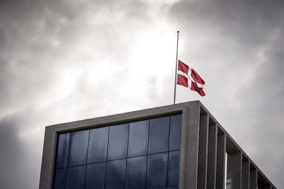 Flaget er på halv over Bestseller-bygningen på Aarhus Havn, lørdag den 4. maj 2019. Lørdag begraves de tre danske ofre for terrorangrebet i Sri Lanka.De tre omkomne var børn af Anne og Anders Holch Povlsen. Begravelsen sker fra Aarhus Domkirke med deltagelse af Kronprinsfamilien og Statsministeren.. (Foto: Mads Claus Rasmussen/Ritzau Scanpix)