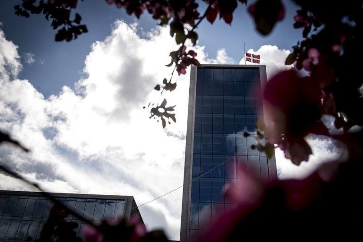 Flaget er på halv over Bestseller-bygningen på Aarhus Havn, lørdag den 4. maj 2019. Lørdag begraves de tre danske ofre for terrorangrebet i Sri Lanka.De tre omkomne var børn af Anne og Anders Holch Povlsen. Begravelsen sker fra Aarhus Domkirke med deltagelse af Kronprinsfamilien og Statsministeren.. (Foto: Mads Claus Rasmussen/Ritzau Scanpix)