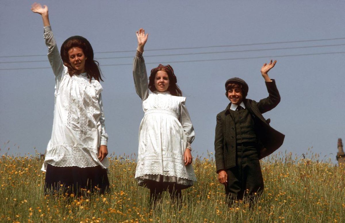 Kvinden, der pludselig sendte en britisk journalist til Horsens for at besøge Claus, står i midten her på dette stillfoto fra filmen The Railway Children. Foto: Scanpix