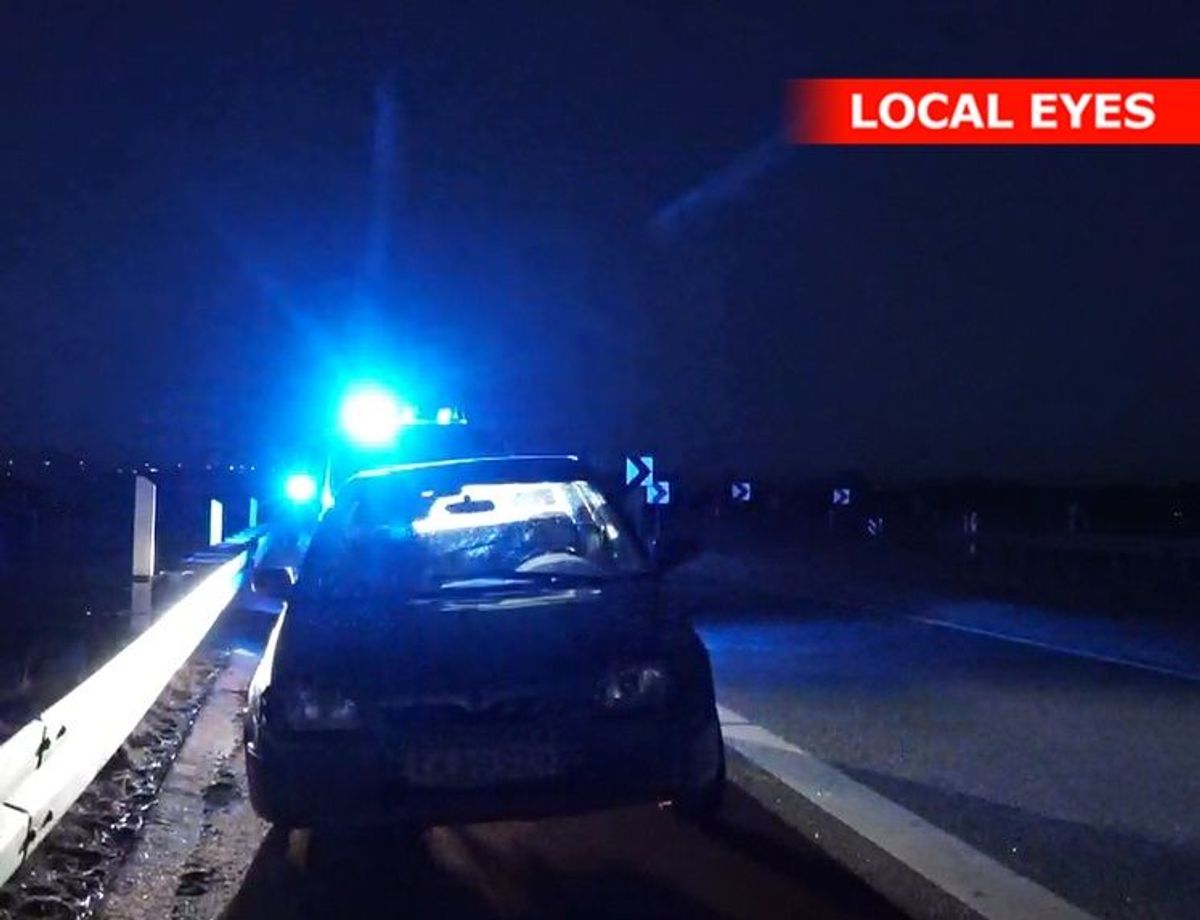 Den 25-årig mand bag rettet på bilen med kun tre fungerende hjul, havde ikke noget kørekort. Foto: Local Eyes. KLIK VIDERE OG SE FLERE BILLEDER.