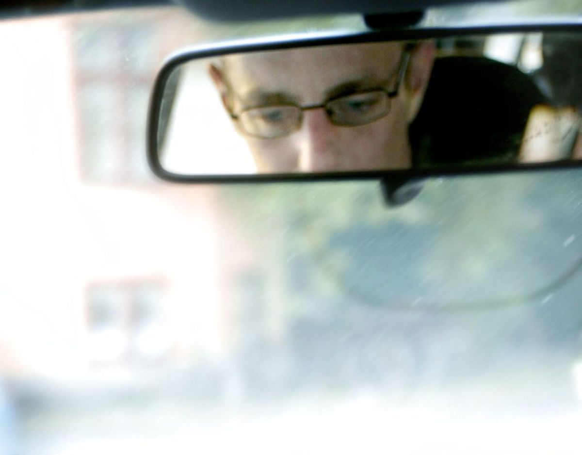 51 procent svarer, at de kigger hurtigt på telefonen, når der kommer besked, mail eller lignende. Se bare billede syv, der er komplet idiotisk. Foto: Scanpix