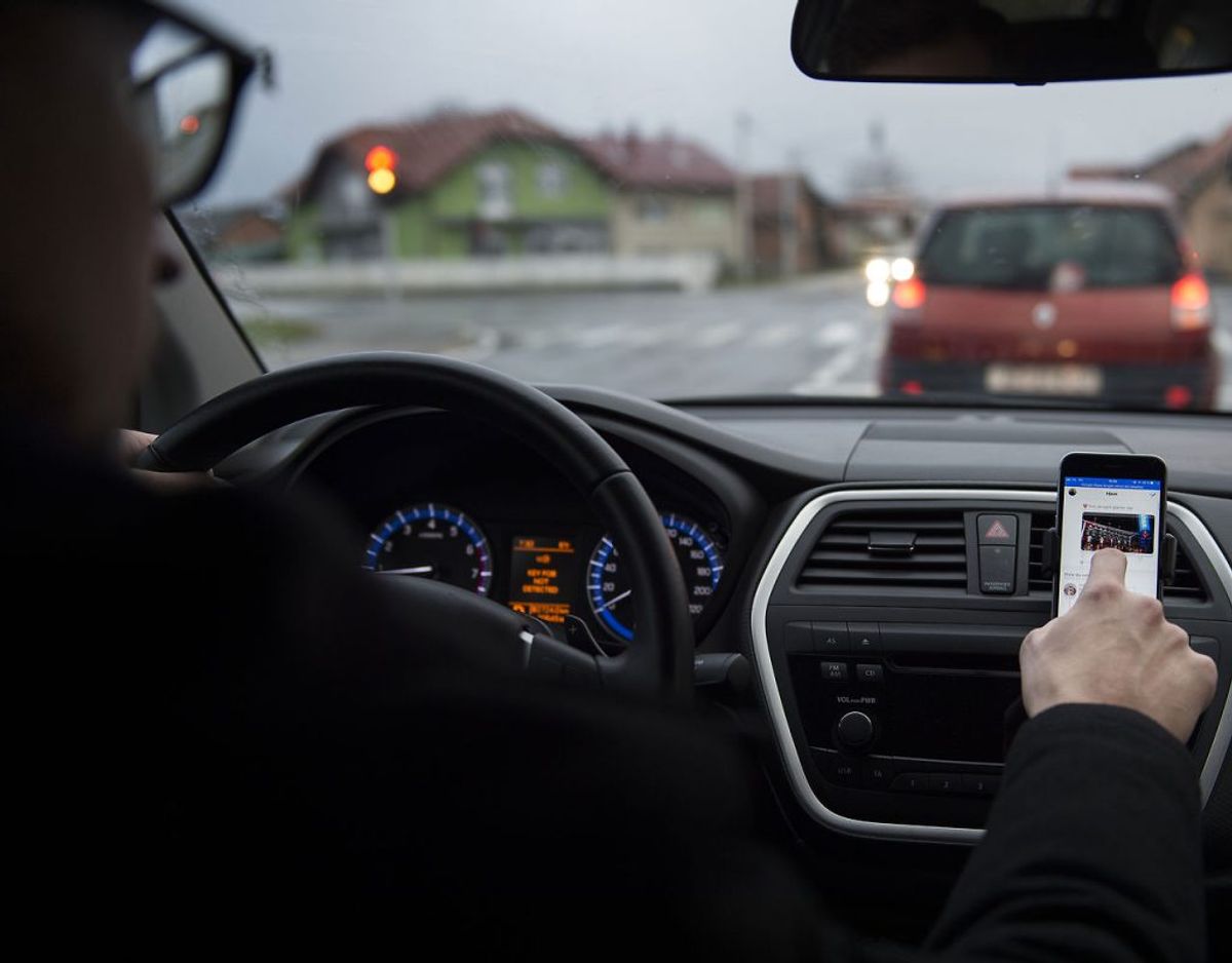 36 procent svarer, at de læser sms, e-mail eller lignende. Foto: Scanpix