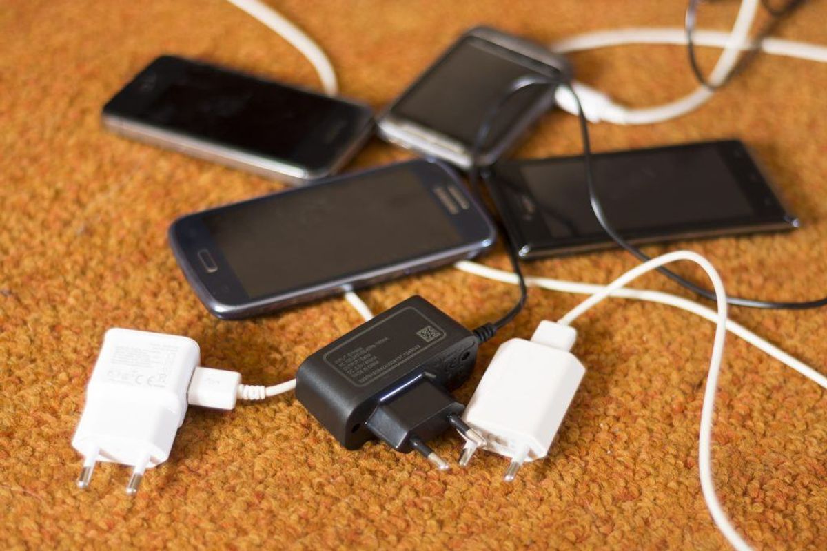 Hvordan oplader du din telefon? Gør du det forkert, kan det koste dig livet. KLIK VIDERE I GALLERIET OG BLIV KLOGERE. (Foto: Shutterstock)