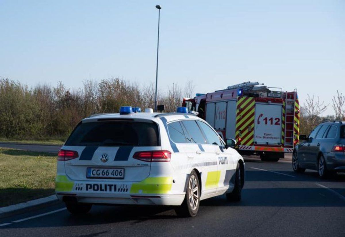 To personer blev kørt på hospitalet efter et solouheld. KLIK for flere billeder. Foto: Presse-fotos.dk.