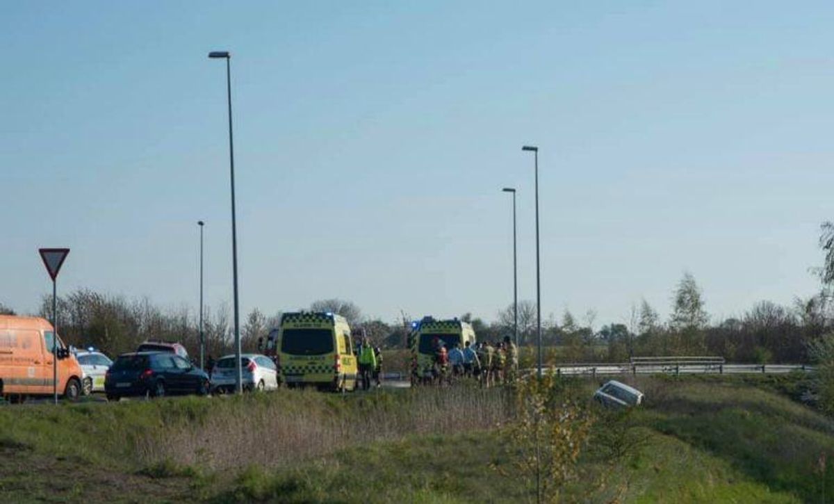 To personer blev kørt på hospitalet efter et solouheld. KLIK for flere billeder. Foto: Presse-fotos.dk.
