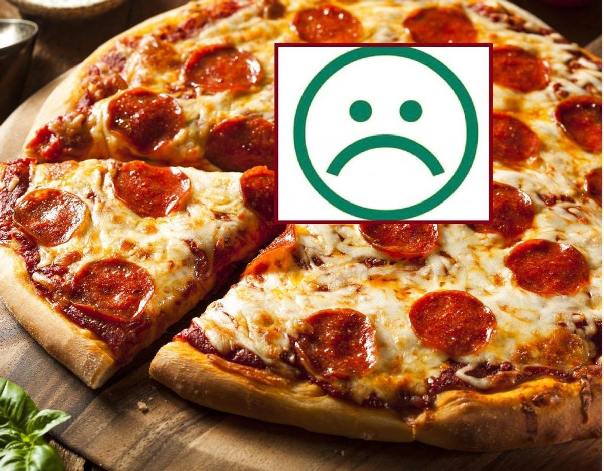 Den sure smiley får Bambino Pizza blandt andet for at ryge i køkkenet og manglende egenkontrol. Arkivfoto: Scanpix/Newsbreak.dk.