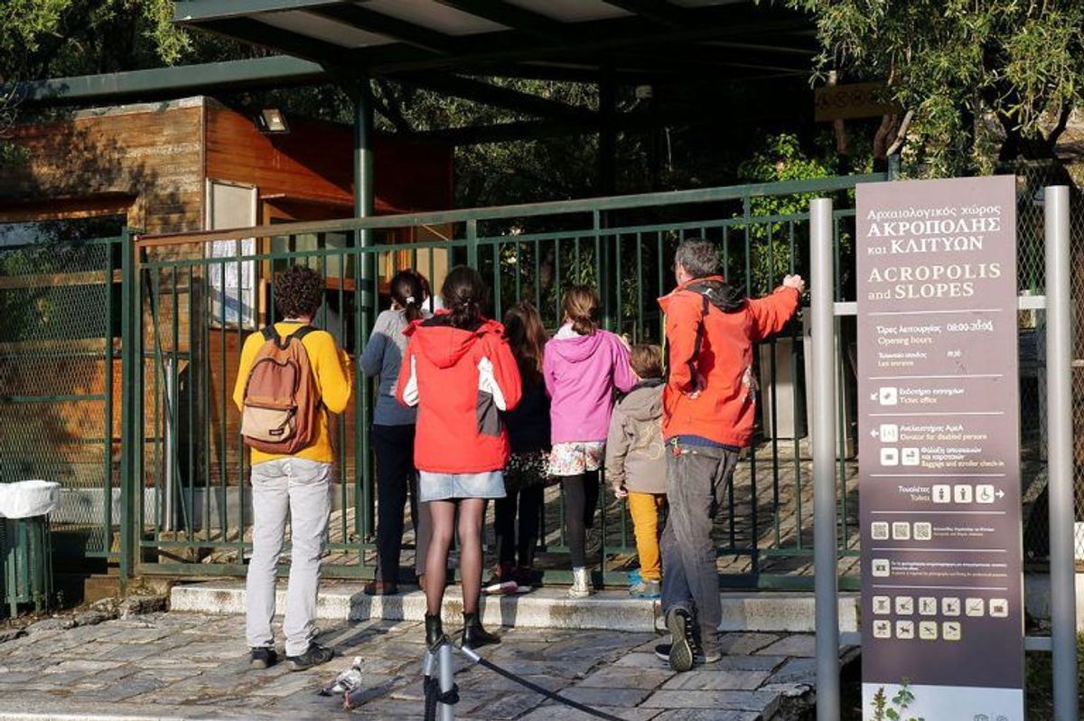 Turister mødte en lukket port ind til Partenon-templet i Athen. En kvinde og tre mænd med skadet ved et lynnedslag onsdag. Foto: Scanpix/Vassilis Triandafyllou