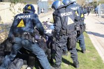 Kampklædte betjente i masseanholdelse