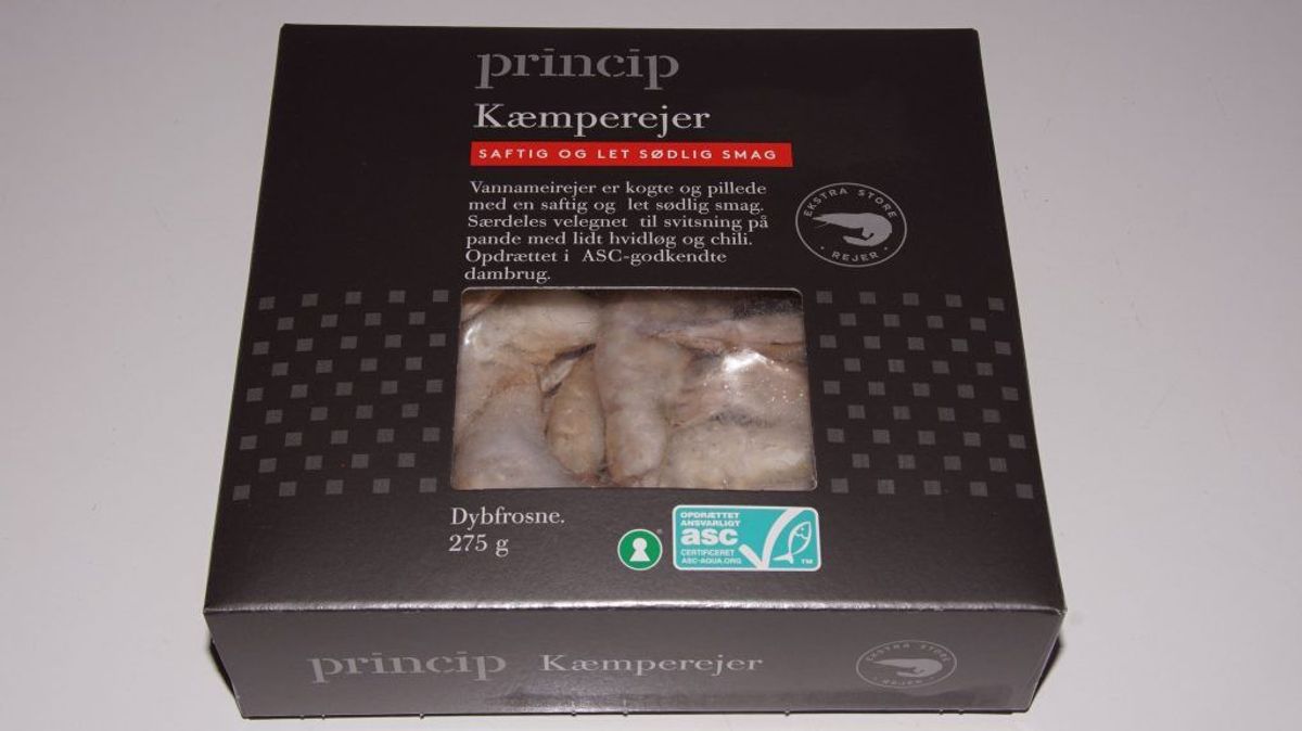 Problem: Forkert varedeklaration
Hvilken fødevarer:
Princip kæmperejer, Vannamei rejer (se billede)
275g
LOT: NOR_10563
EAN: 5702008161411
Produktionsdato: 18-03-2019
Holdbarhedsdato: 25-10-2020
Solgt hvor:
Bilka og Føtex i hele landet
De rå rejer er pakket i forkerte detailæsker, som angiver at produktet er kogt.
Risiko:
Da produktet er råt, kan forbrugeren blive syg, hvis ikke produktet varmebehandles.
Råd til forbrugeren:
Produktet bør varmebehandles, ellers bør produktet kasseret eller leveres tilbage, hvor det er købt.
(Foto: Fødevarestyrelsen)