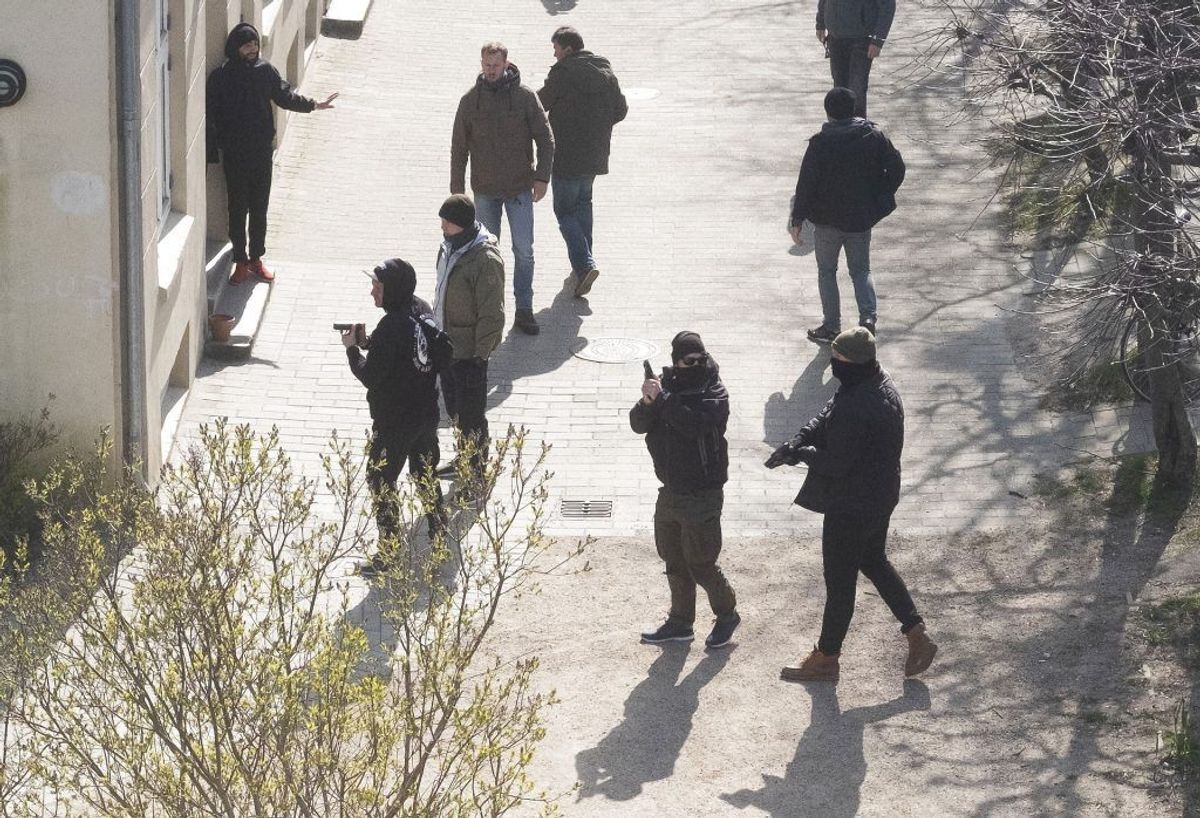 Civile betjente trækker våben bag Korsgadehallen på Nørrebro, efter at den kontroversielle partistifter Rasmus Paludan har afholdt demonstration i området. KLIK for flere billeder. (Foto: Brian berg/Ritzau Scanpix)