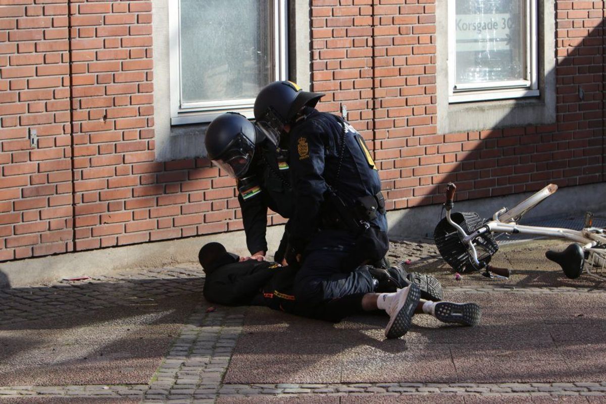 Politiet er blevet angrebet med brosten under en demonstration. KLIK for flere billeder. Foto: Presse-fotos.dk.