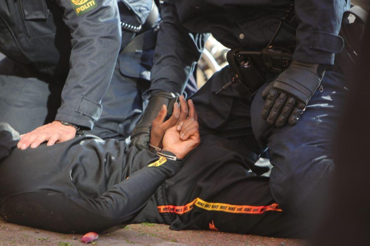 Politiet er blevet angrebet med brosten under en demonstration. KLIK for flere billeder. Foto: Presse-fotos.dk.