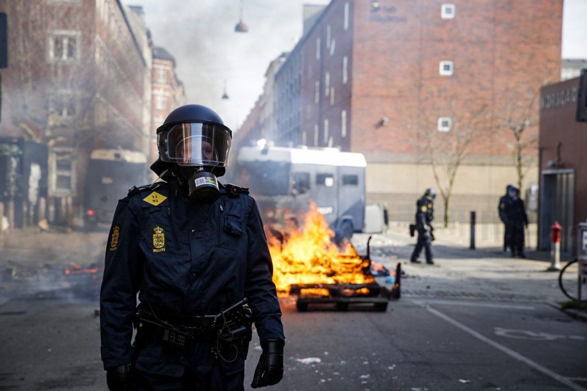 Politiet er blevet angrebet med brosten under en demonstration. KLIK for flere billeder. Foto: Presse-fotos.dk.