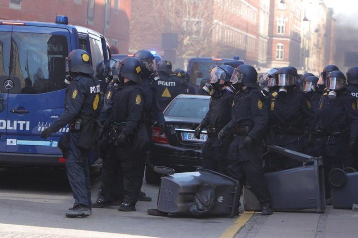 Politiet er blevet angrebet med brosten under en demonstration. KLIK for flere billeder. Foto: Presse-fotos.dk.