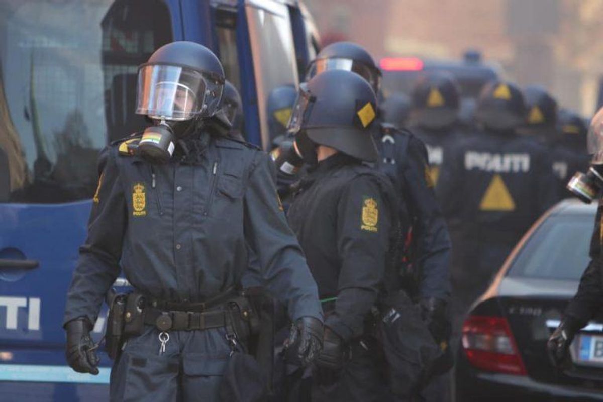 Politiet er blevet angrebet med brosten under en demonstration. KLIK for flere billeder. Foto: Presse-fotos.dk.