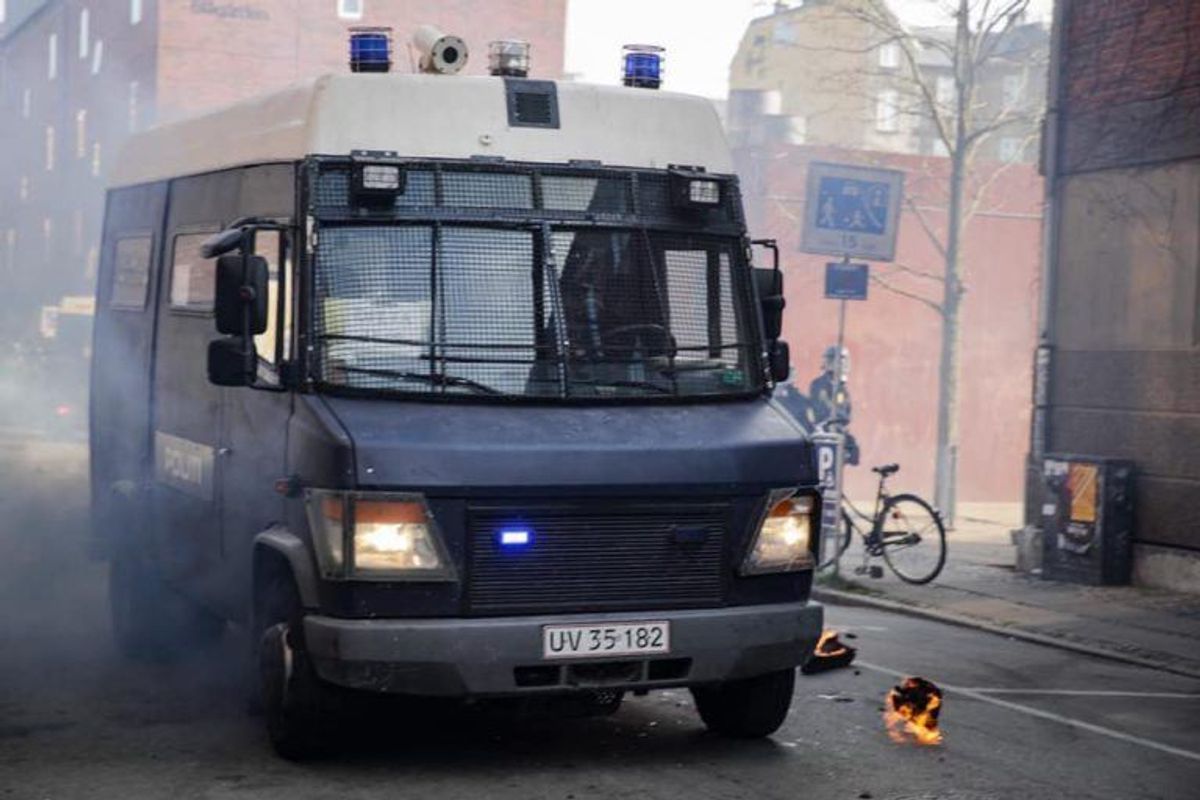 Politiet er blevet angrebet med brosten under en demonstration. KLIK for flere billeder. Foto: Presse-fotos.dk.